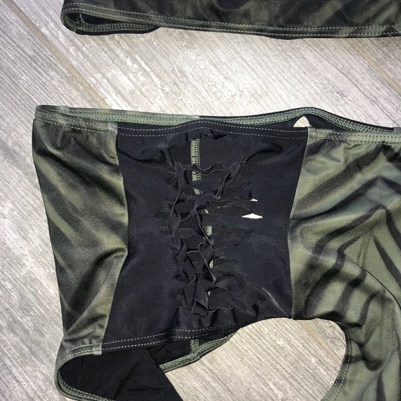 🔥🔥RVCA - HIGH WAISTED/HALTER TOP BIKINI SET🔥🔥 - Picture 7 of 7